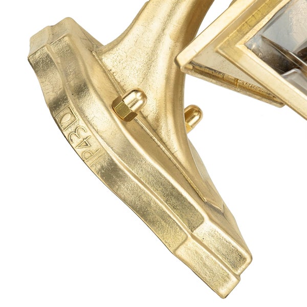Detail einer goldenen Wandleuchte mit Schutzart IP43D