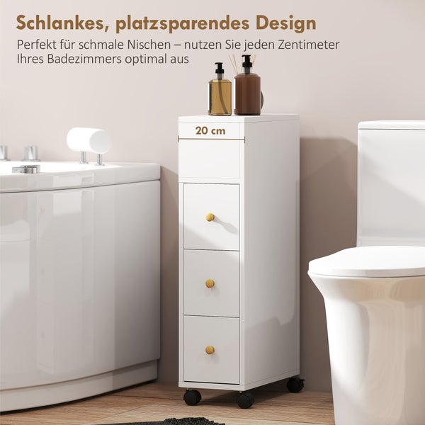 Schmaler weißer Badschrank mit drei Schubladen und Rollen in einer Badezimmernische zwischen Badewanne und Toilette, Breite 20 Zentimeter.