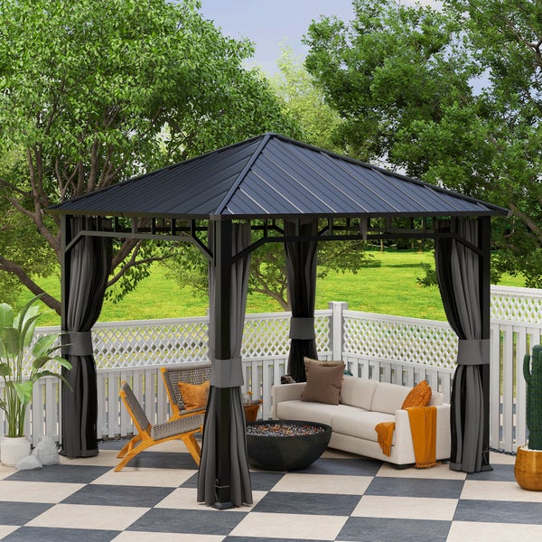 Moderner schwarzer Metall-Pavillon mit Festdach und grauen Vorhängen auf einer gefliesten Terrasse mit Sofa, Stühlen und Feuerschale im Garten.
