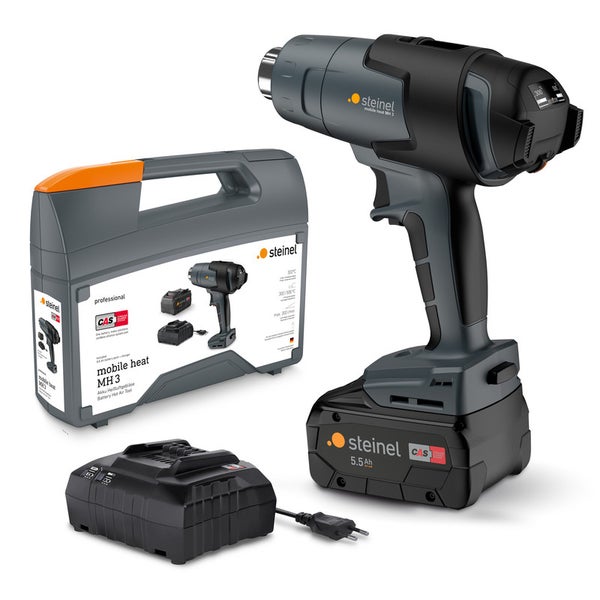 Detailaufnahme eines extrem reißfesten Müllbeutels, der von Händen gedehnt wird