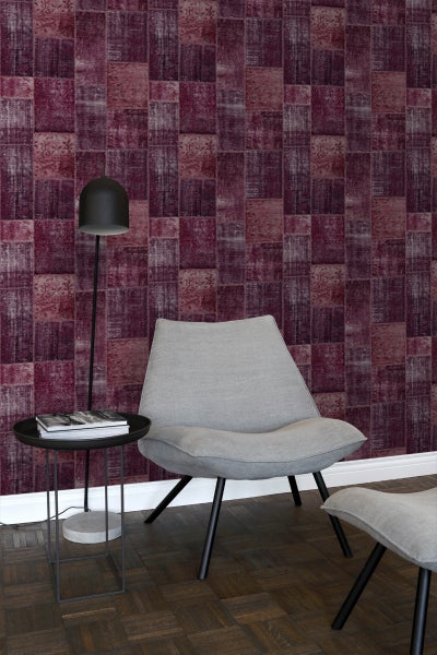 Wohnraum mit gemusterter Tapete, Sessel, Beistelltisch und Stehlampe.