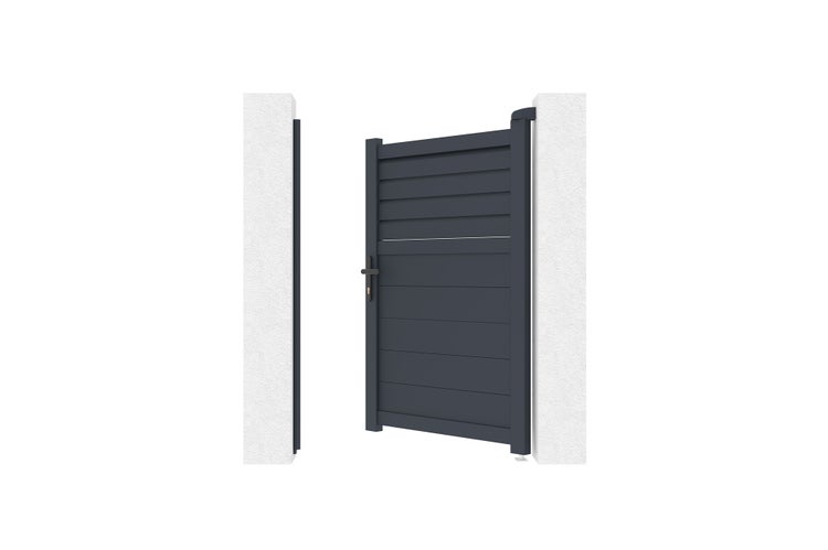 Gartentor aus Aluminium in Anthrazit mit horizontalen Lamellen, Drückergarnitur und Schloss, montiert zwischen zwei weißen Pfosten.