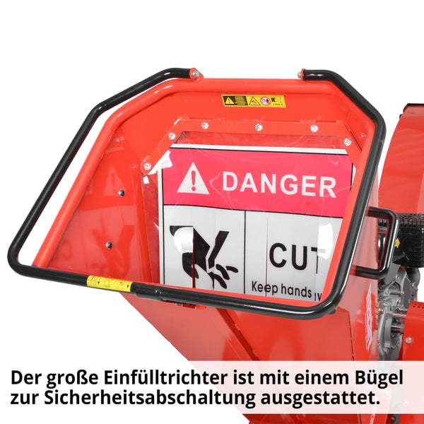 Einfülltrichter einer Gartenhäckslers mit Sicherheitsaufklebern