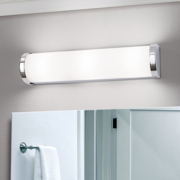 Moderne Wandleuchte aus Metall mit satiniertem Glas für die Badbeleuchtung über dem Spiegel.