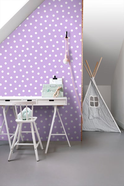 Kinderzimmer mit Schreibtisch, Stuhl, Zelt und gepunkteter Tapete