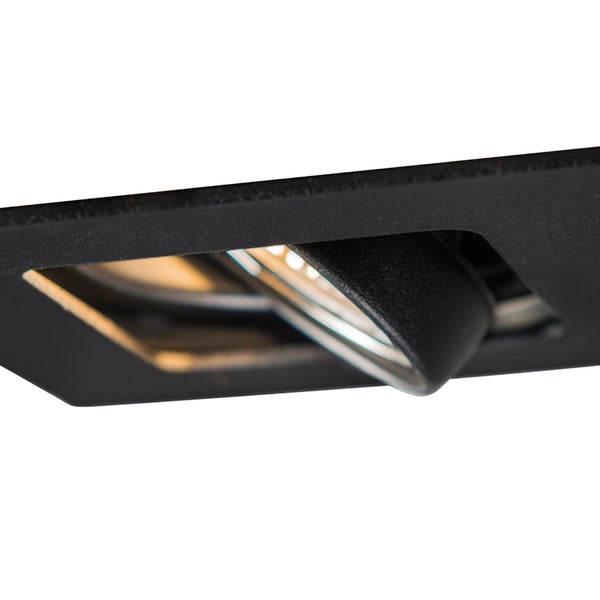 Schwarzer schwenkbarer Einbaustrahler aus Metall in der Nahaufnahme.