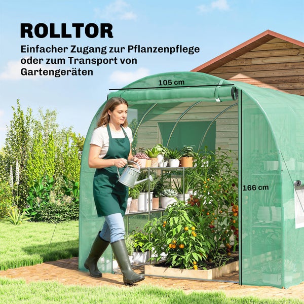 Gewächshaus mit Rolltor, 105 Zentimeter breit und 166 Zentimeter hoch, mit Pflanzenregal und Frau, die Pflanzen im Garten gießt.