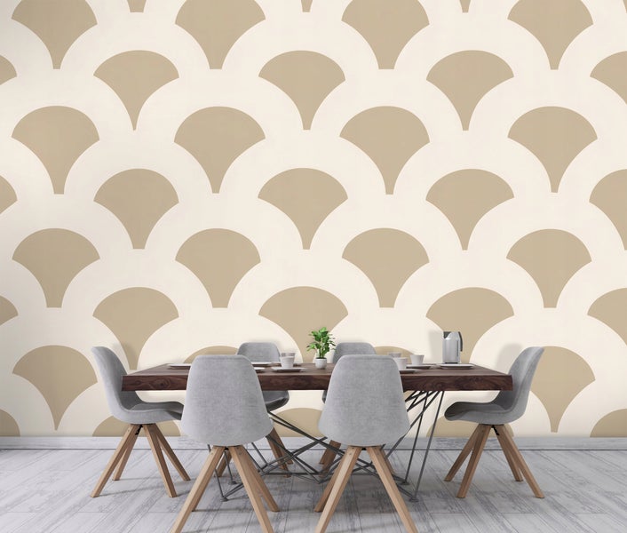 Esstisch mit Stühlen vor einer Wand mit Muster