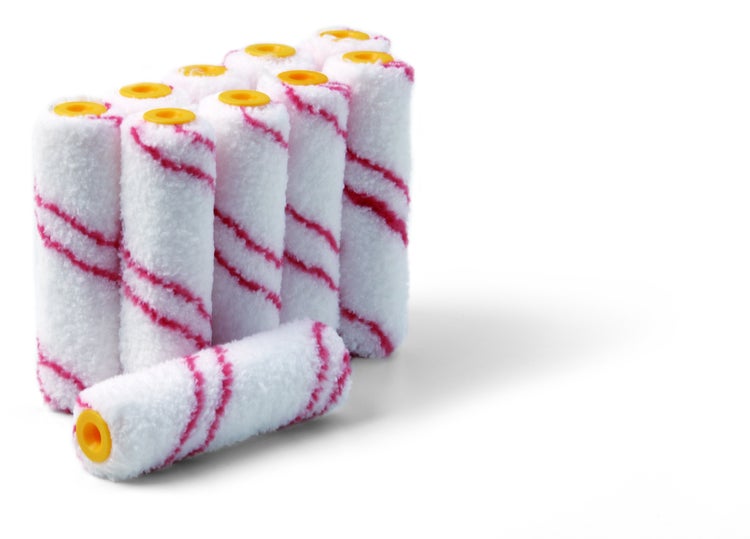 Mehrere Lackierwalzen mit Bezug und Streifen