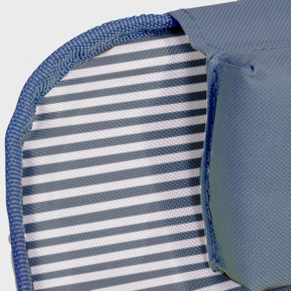 Detail einer Gartenstuhlauflage mit gestreiftem Stoff und einfarbigem Saum.
