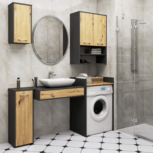 Badezimmer mit Waschtisch, Spiegelschrank, Waschmaschine und Dusche.