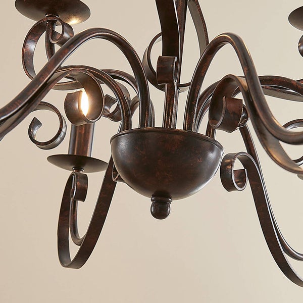 Detailansicht einer Deckenleuchte mit dekorativen Metallelementen und mehreren Leuchtmitteln