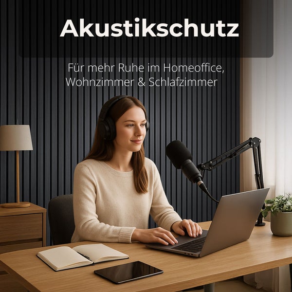 Akustikpaneele in Lamellenoptik an einer Wand im Homeoffice mit arbeitender Frau.