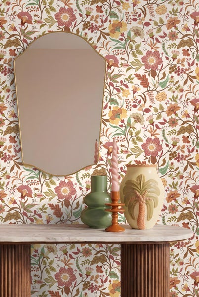 Tapetenbordüre mit geometrischem Muster aus Kreisen und Streifen im Retro-Stil an einer Wand in einem hellen Wohnraum.