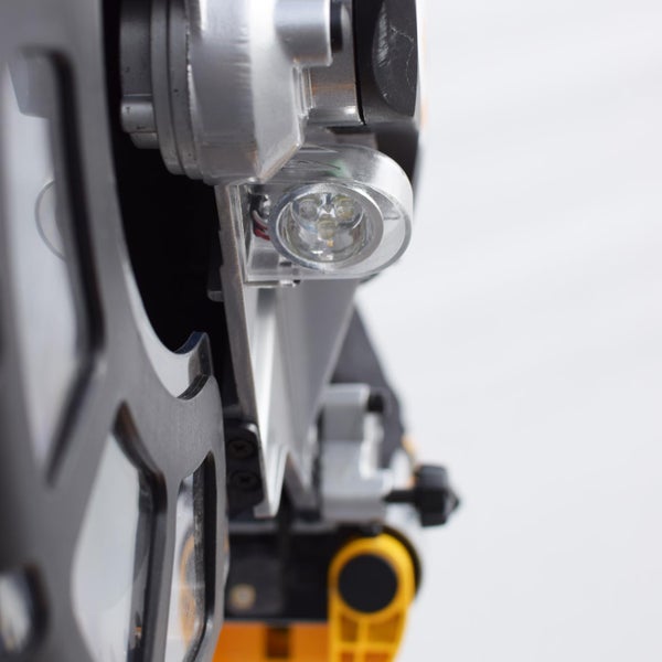 Detailaufnahme einer Gehrungssäge mit LED-Beleuchtung zur präzisen Ausrichtung des Werkstücks.