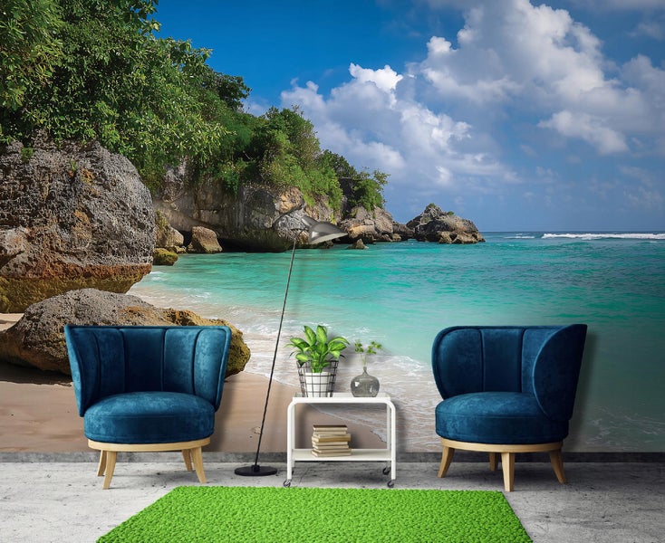 Dekoratives Zimmer mit Strandtapete, Sesseln, Teppich und Beistelltisch für eine entspannte Atmosphäre