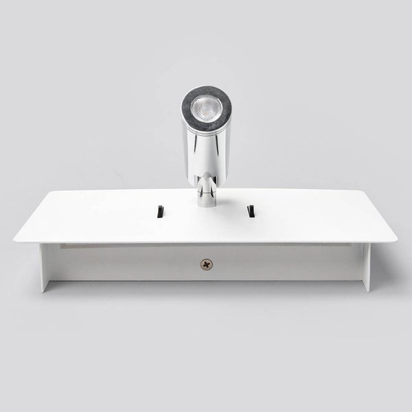 Weiße Wandleuchte mit verchromtem LED-Spot und zwei schwarzen Kippschaltern auf einer rechteckigen Basis.