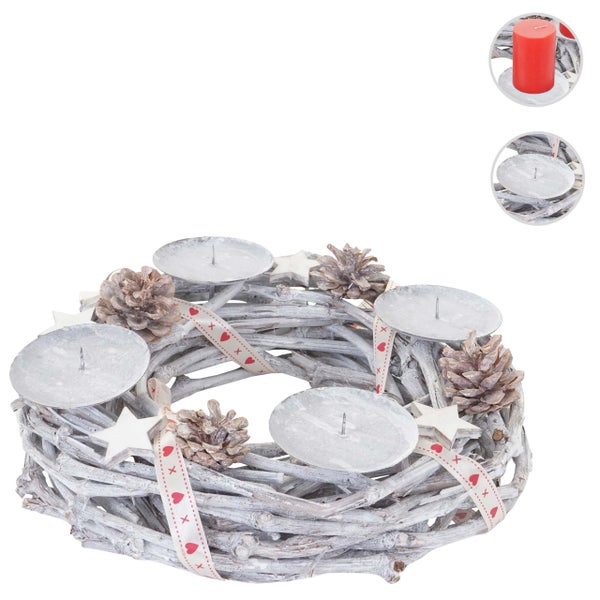 Dekorativer Adventskranz aus Zweigen mit Kerzenhaltern, Tannenzapfen und Sternen