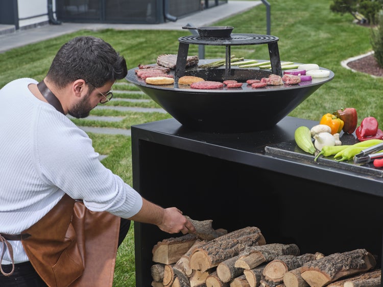 The Favilla FLAME SCHWARZ Feuerschale mit Grillring – Outdoor Grill mit Holzlager & Grillrost – Feuerstelle pulverbeschichtet mit Abdeckhaube & Schürze – Ø 85 cm Grillplatte