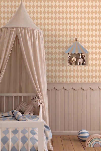 Kinderzimmer mit Rauten-Tapete, weißem Gitterbett mit Betthimmel und kleinem Wandregal in Zirkus-Optik über einer Wandpaneele mit Wellenschnitt.