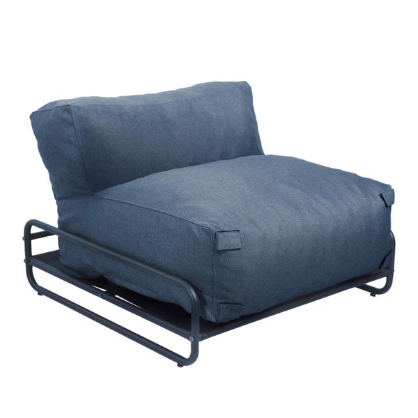 Lounge-Sessel mit blauem Stoffpolster und schwarzem Metallgestell.