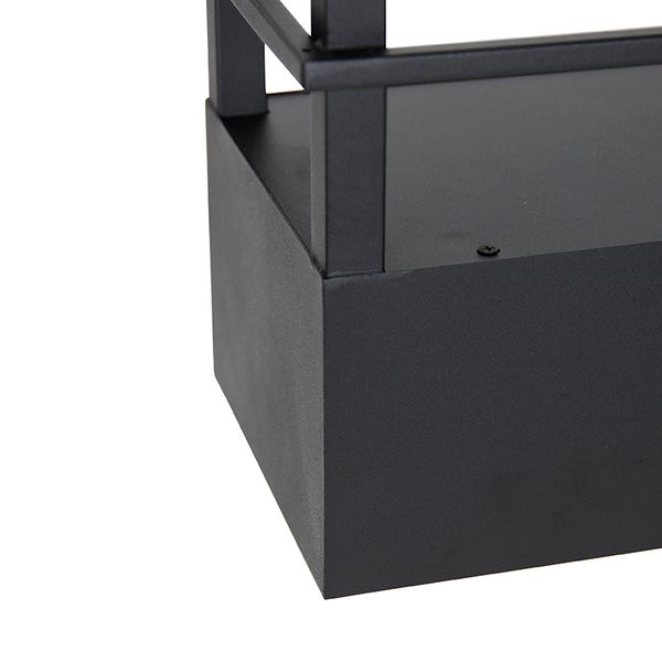 Detailansicht einer schwarzen Außenleuchte