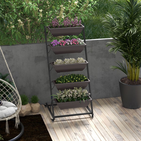 Vertikales Pflanzregal mit fünf Blumenkästen auf einem modernen Balkon mit Holzdeck und grauer Wand.