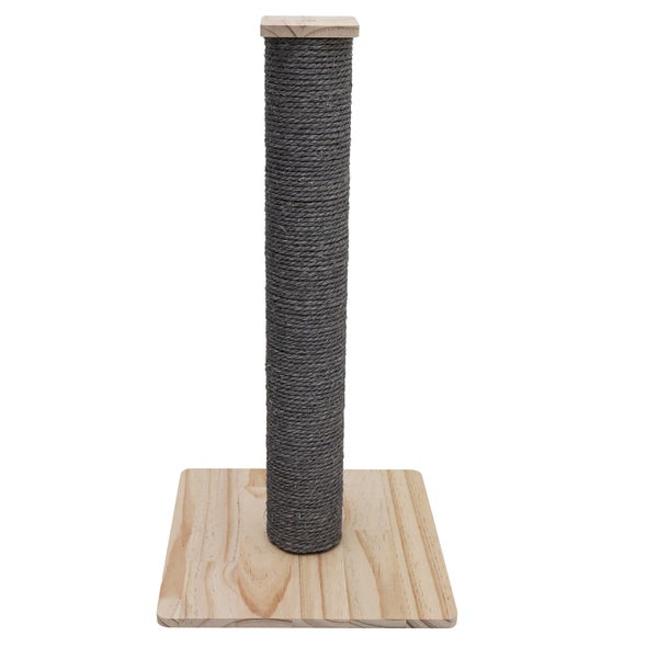 Ein Kratzstamm für Katzen mit Sisalwicklung und quadratischer Holzbasis sowie einer kleinen Holzabdeckung oben.