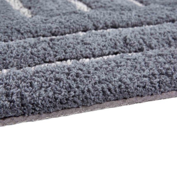 Graue Badematte mit Streifenmuster