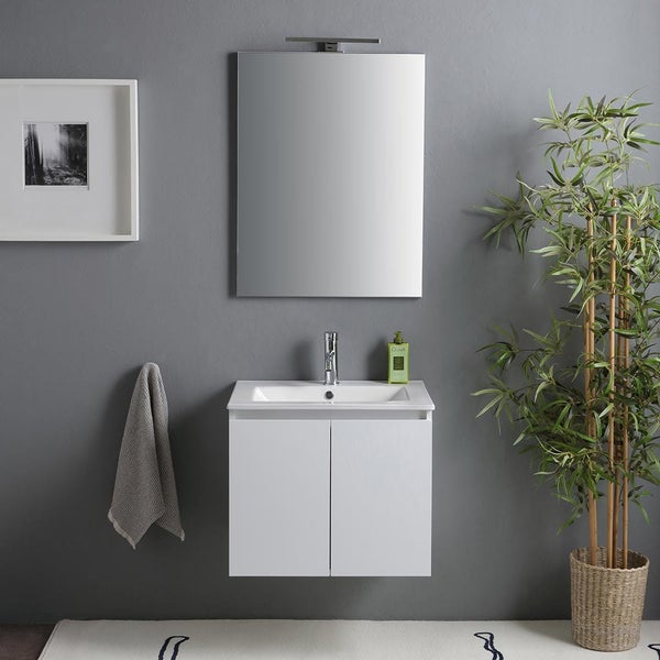 Badezimmer mit Waschbeckenunterschrank, Spiegel und Zimmerpflanze