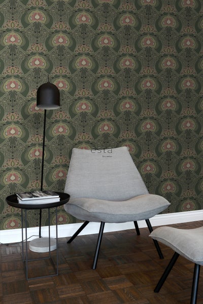 Dekoratives Zimmer mit gemusterter Tapete, Sessel und Stehleuchte