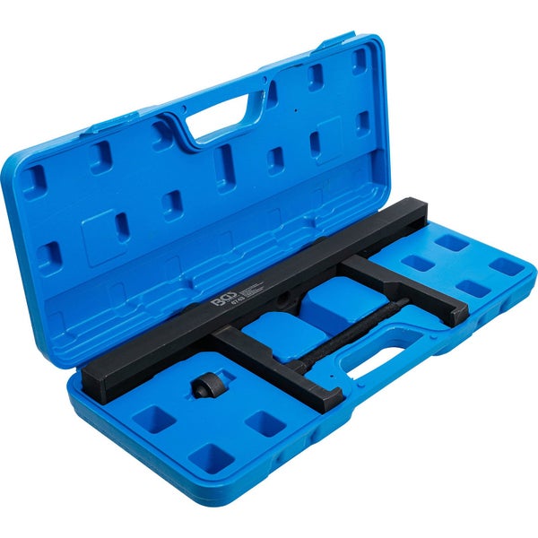 Hängelampe über einem Esstisch mit Stühlen und Dekoration.