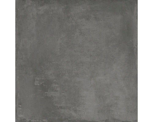 Helles Badezimmer mit Waschbecken, Spiegel und beigen Fliesen an Wand und Boden