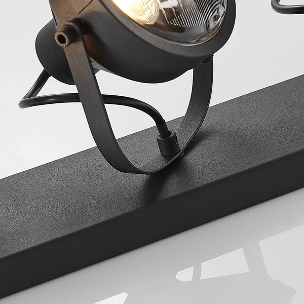 Detailaufnahme einer schwarzen Lampenleiste mit einzelnen Strahlern für die Innenbeleuchtung