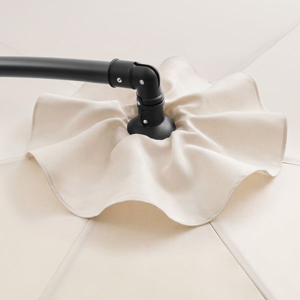 Detailansicht der oberen Befestigung eines Ampelschirms mit schwarzem Metallgestänge und beigem Stoff.