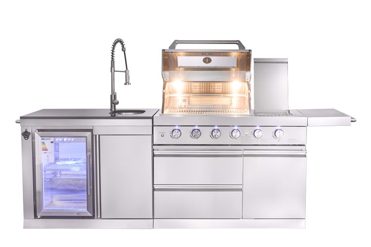 Moderne Außenküche aus Edelstahl mit beleuchtetem Gasgrill, Spüle mit professioneller Armatur und integriertem Kühlschrank.