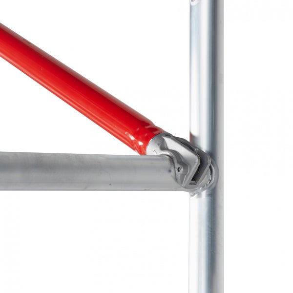 Detailansicht eines Gerüsts mit roter Strebe und silberfarbenen Rohren