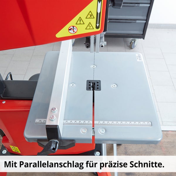 Tischbandsäge mit Parallelanschlag für präzise Schnitte.