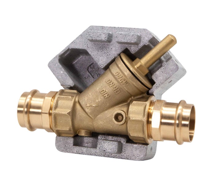 Schrägsitzventil aus Messing mit Pressanschlüssen und grauer Dämmschale, DVGW-geprüft, Nennweite 40.