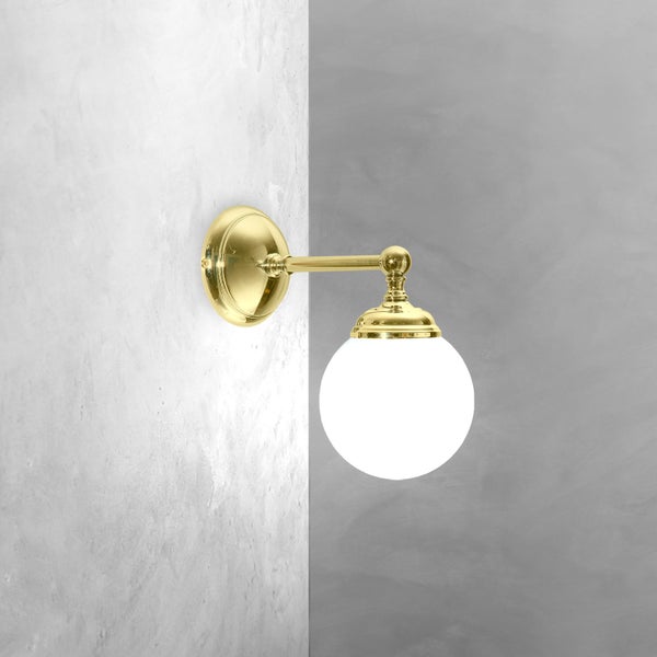 Goldfarbene Wandleuchte mit kugelförmigem Lampenschirm