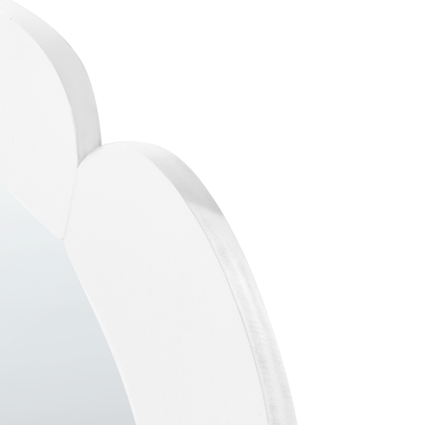 Detailansicht eines weißen Rahmens mit wellenförmigem Rand.