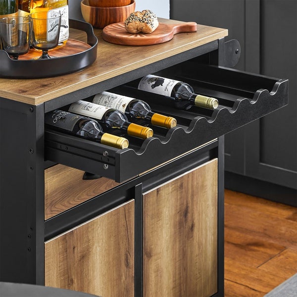 Weinregal im Schubladenauszug eines Küchenschranks