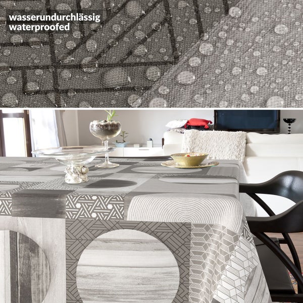 Wohnzimmer mit Esstisch und wasserabweisender Tischdecke mit geometrischen Mustern