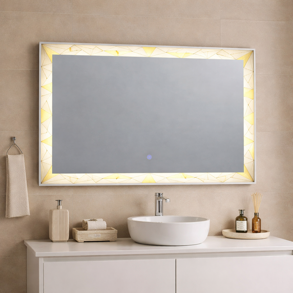 Moderner Badezimmerspiegel mit rechteckiger LED-Beleuchtung und geometrischem Rahmenmuster über einem Aufsatzwaschbecken.