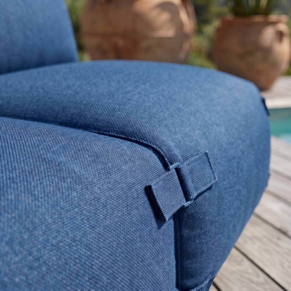 Detail eines blauen Outdoor Sitzsacks aus strukturiertem Gewebe mit verstellbarem Befestigungsgurt.