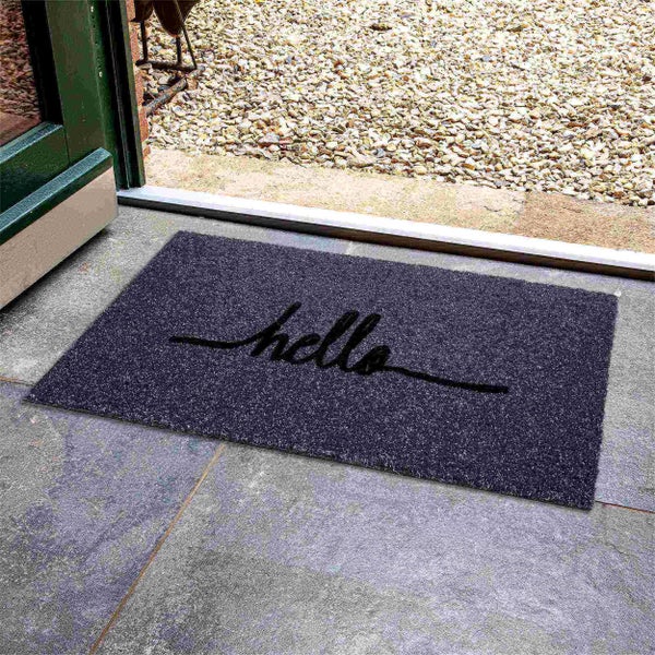 Fußmatte mit dem Schriftzug Hallo vor einer Tür