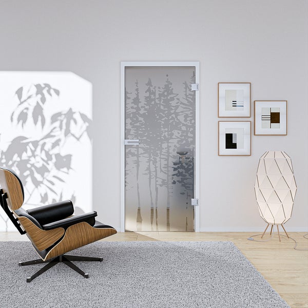 Ganzglastür mit Waldmotiv in modernem Wohnzimmer mit Sessel, Teppich und Stehlampe.