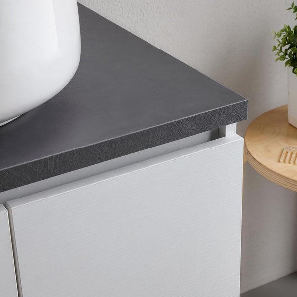 Wohnzimmer mit Bild, Beistelltisch und Stehlampe