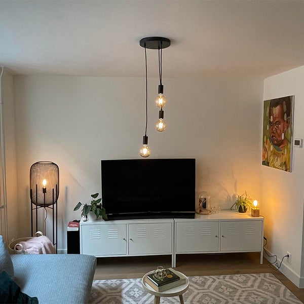 Wohnzimmer mit Pendelleuchte, Fernseher und Möbeln