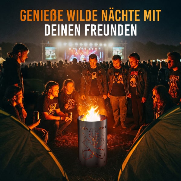 Gruppe von Freunden um eine Feuertonne auf einem Campingplatz versammelt